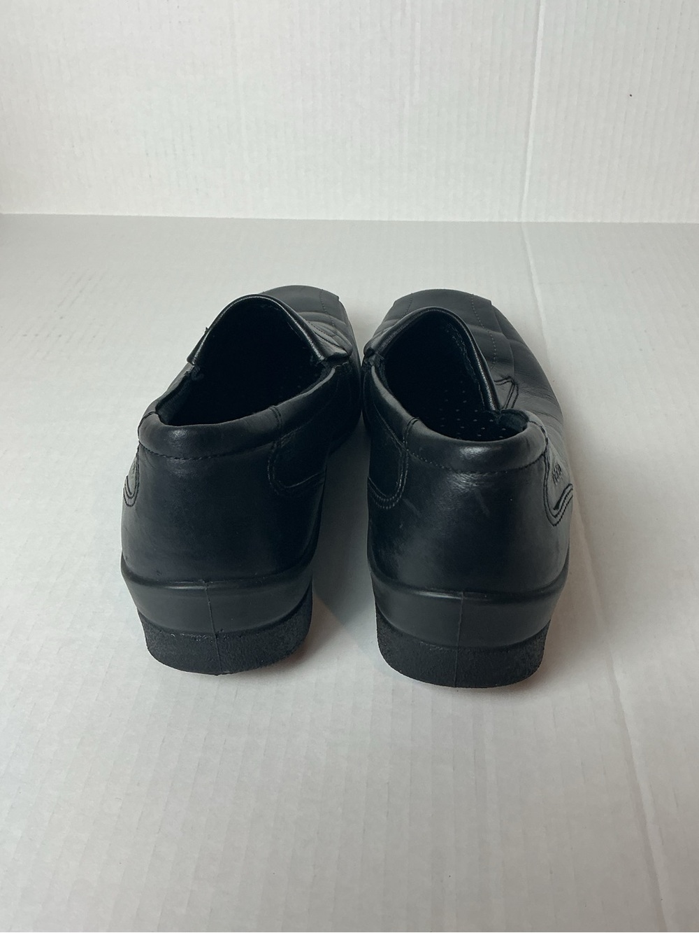Ecco Women’s Black Leather Slip-On Loafers — Classic Square Toe Size 6.5 - Picture 3 of 5